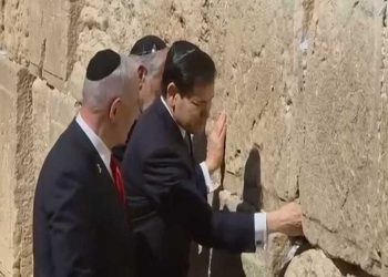 القدس المحتلة…مرتديا “الكيباه” وزير أمريكي يضع أدعية وقصاصات بين حجارة حائط المبكى