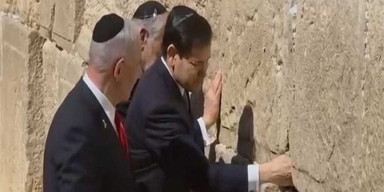 القدس المحتلة…مرتديا “الكيباه” وزير أمريكي يضع أدعية وقصاصات بين حجارة حائط المبكى