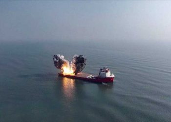 انفجار بالقرب من سفينة شرق عدن