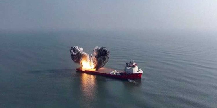 انفجار بالقرب من سفينة شرق عدن