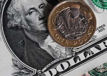 تراجع قيمة الدولار وسط مخاوف توقف الحكومة