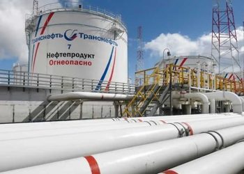 روسيا تواجه شائعات تخفيض الإنتاج بعد استهداف المصافي