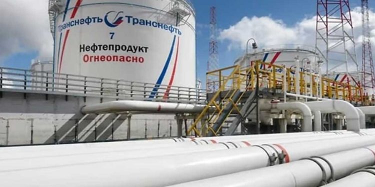 روسيا تواجه شائعات تخفيض الإنتاج بعد استهداف المصافي