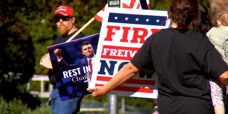 حضور جماهيري ضخم…ترامب يشارك تأبين شارلي كيرك