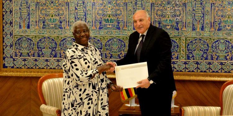 رسالة من الرئيس الأوغندي إلى تبون