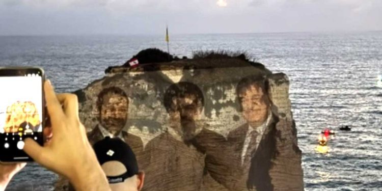 في تحوّل واضح نحو خطاب وطني جامع…صور نصر الله ورفيق الحريري تضيئ صخرة الروشة