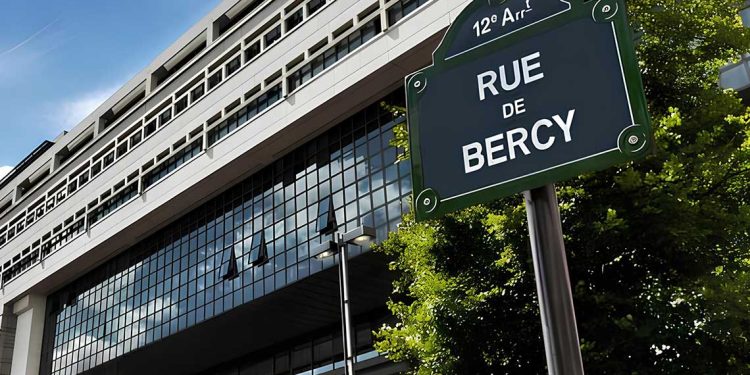 فرنسا…فيتش تخفض التصنيف الائتماني  إلى (A+)