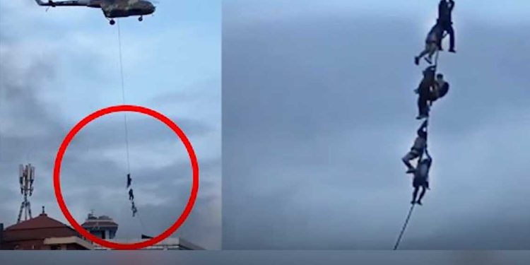 في مقطع فيديو صادم،..هروب وزراء نيباليين وهم يتشبثون بحبال مروحية عسكرية