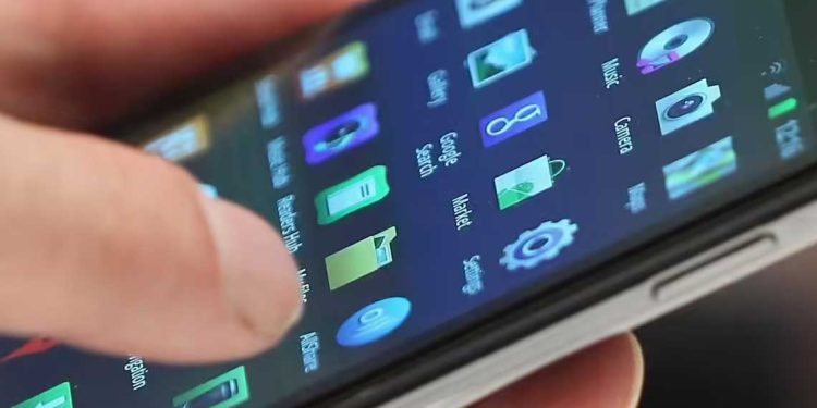 كل من يحمل هاتفًا محمولًا يضع «قطعة من إسرائيل» بين يديه