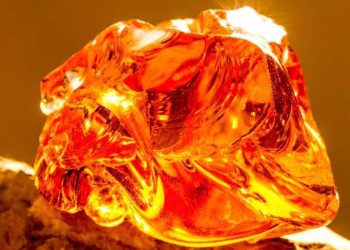 ما هو الكهرمان ولماذا يُعرف بالعَنْبَر ؟