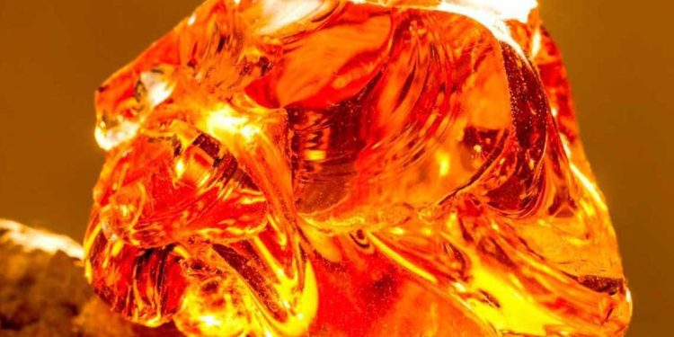 ما هو الكهرمان ولماذا يُعرف بالعَنْبَر ؟