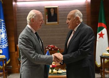 ماذا ناقش أحمد عطاف مع ستافان دي ميستورا في زيارته إلى الجزائر؟