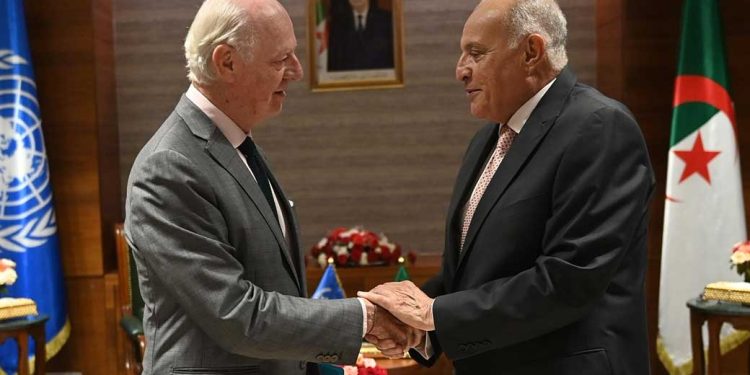 ماذا ناقش أحمد عطاف مع ستافان دي ميستورا في زيارته إلى الجزائر؟