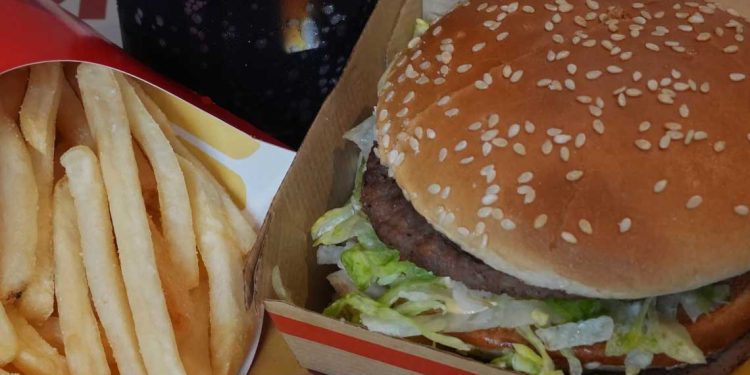 ماكدونالدز تخفض أسعار بعض وجباتها لاستعادة الزبائن