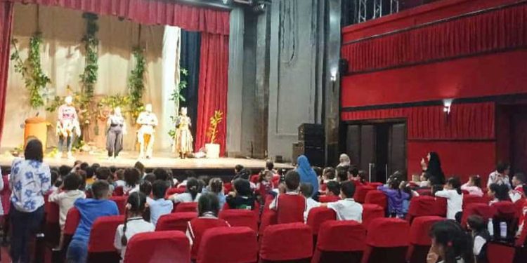 مسرح بجاية يطلق عرض “الساحرة والأيتام” للأطفال