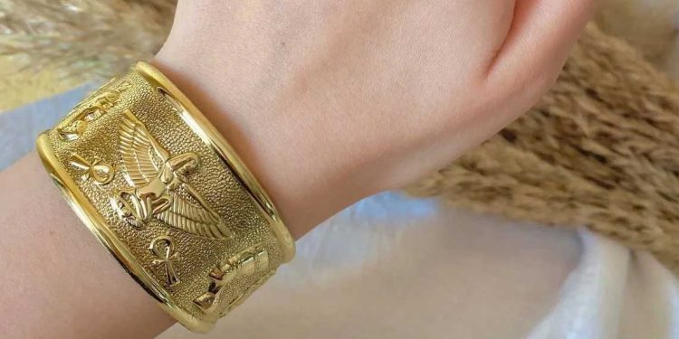 مصر تكشف سر إختفتاء سوار ذهبي فرعوني