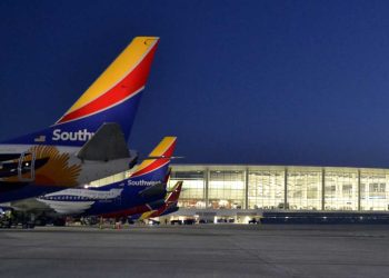 الولايات المتحدة ترحل نحو 100 إيراني إلى بلادهم