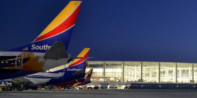 الولايات المتحدة ترحل نحو 100 إيراني إلى بلادهم