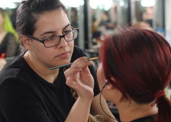 ملامح الهوية بأنامل فنية…دورة في المكياج السينمائي والمؤثرات الخاصة