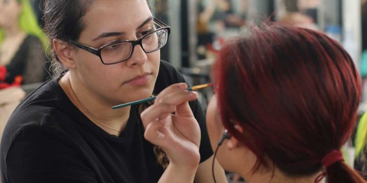 ملامح الهوية بأنامل فنية…دورة في المكياج السينمائي والمؤثرات الخاصة