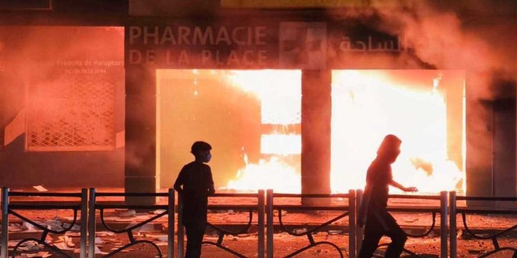 احتجاجات ليلية في المغرب تتحول إلى عنف وإحراق سيارات الأمن