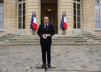 استقالة مفاجئة لرئيس وزراء فرنسا بعد 14 ساعة فقط من تعيينه