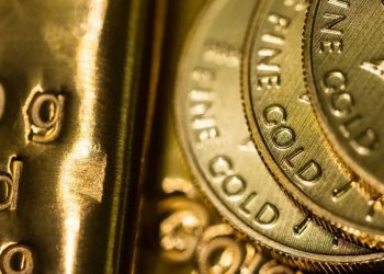 عندما تتشاجر واشنطن وبكين… يربح المعدن الأصفر