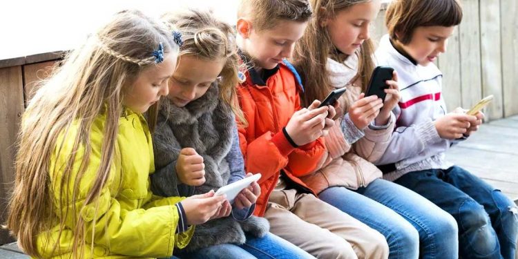 الاتحاد الأوروبي يريد تحديد “السن الرقمي للرشد”