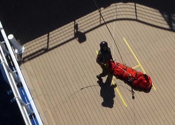 البحرية الجزائرية تُنقذ مسافرًا بريطانيًا