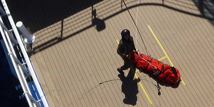 البحرية الجزائرية تُنقذ مسافرًا بريطانيًا