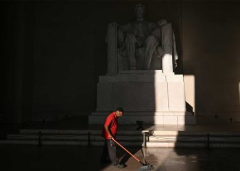 البيت الأبيض يعلن تسريح آلاف الموظفين