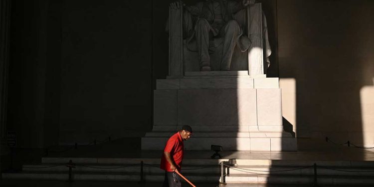 البيت الأبيض يعلن تسريح آلاف الموظفين