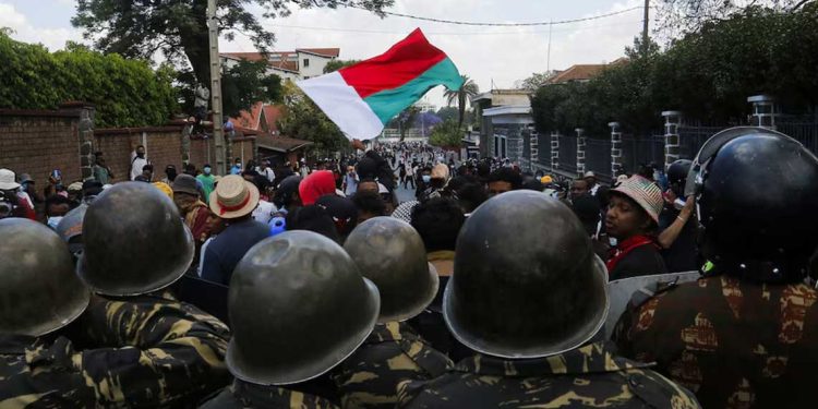 تصاعد الأزمة في مدغشقر…الجيش يرافق المتظاهرين إلى ساحة 13 ماي