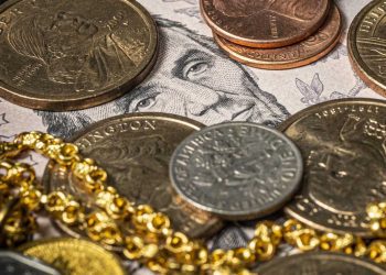 الذهب يقترب من أعلى مستوياته و الدولار يحاول التعافي