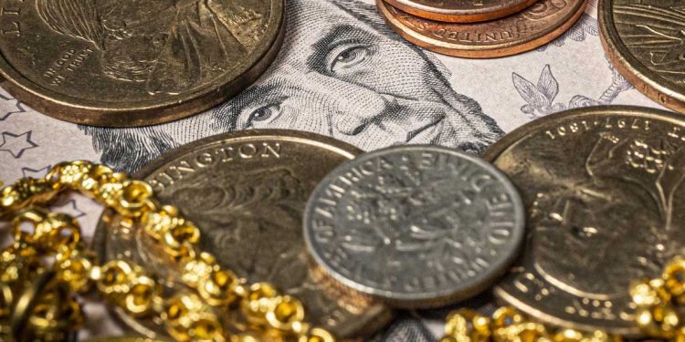 الذهب يقترب من أعلى مستوياته و الدولار يحاول التعافي