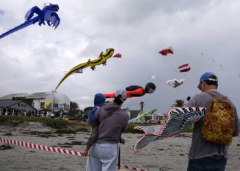 الطائرات الورقية تحلق في سماء كيب تاون… رسالة أمل من أجل الصحة النفسية