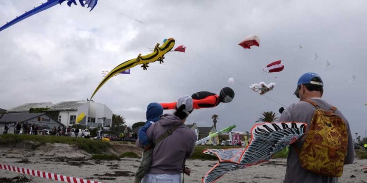 الطائرات الورقية تحلق في سماء كيب تاون… رسالة أمل من أجل الصحة النفسية