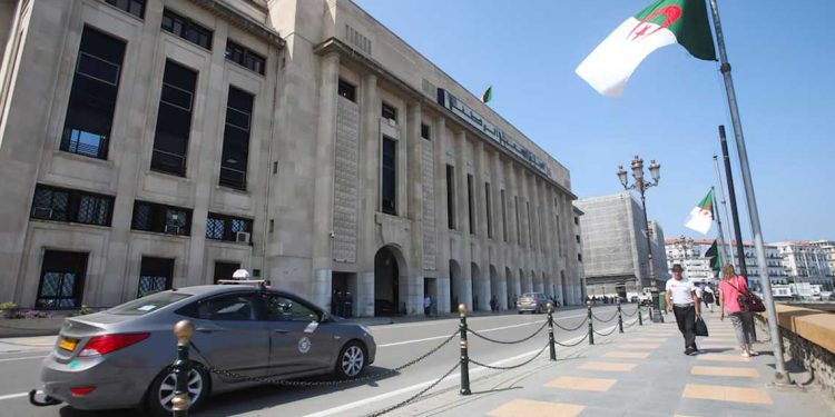 الجزائر تخطط لخفض عجز الميزانية إلى 40 مليار دولار في 2026