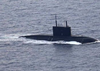 ظهور غواصة روسية على السطح قبالة سواحل فرنسا…موسكو تنفي سيناريو العطب