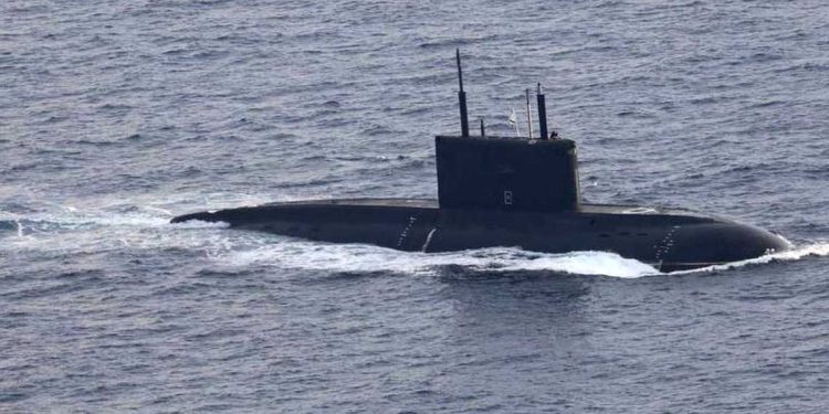 ظهور غواصة روسية على السطح قبالة سواحل فرنسا…موسكو تنفي سيناريو العطب