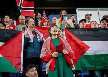 النرويج تسحق إسرائيل بخماسية و علم فلسطين يهيمن على المدرجات