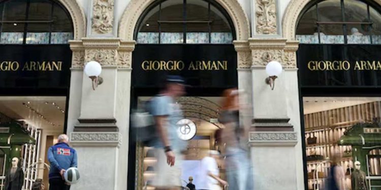 ايطاليا…أرماني تخطط لبيع حصة أقلية في المجموعة