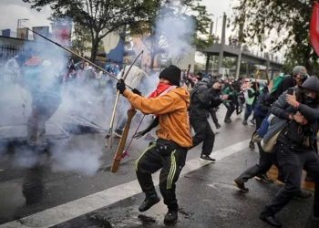 بالحراب والسهام…متظاهرون يهاجمون سفارة أمريكية