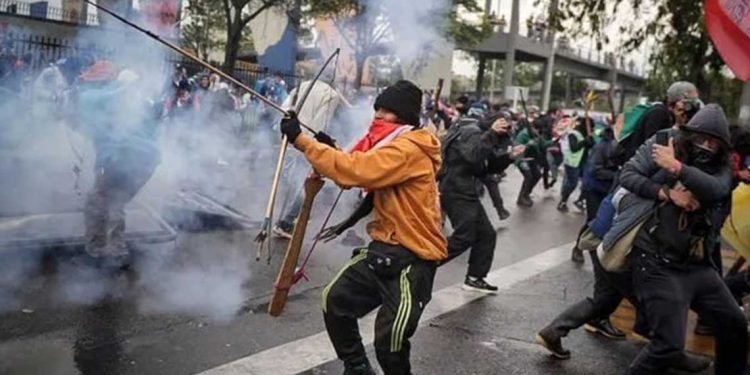 بالحراب والسهام…متظاهرون يهاجمون سفارة أمريكية