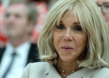 موقع الضرائب الفرنسي يحول زوجة الرئيس الى رجل!