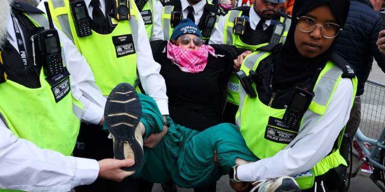 بسبب فلسطين…بريطانيا تمنح الشرطة صلاحيات جديدة