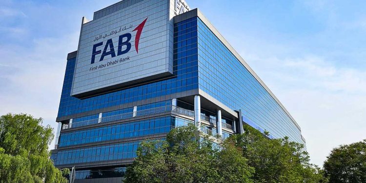 لماذا فرضت مصر غرامة قياسية على بنك إماراتي ؟