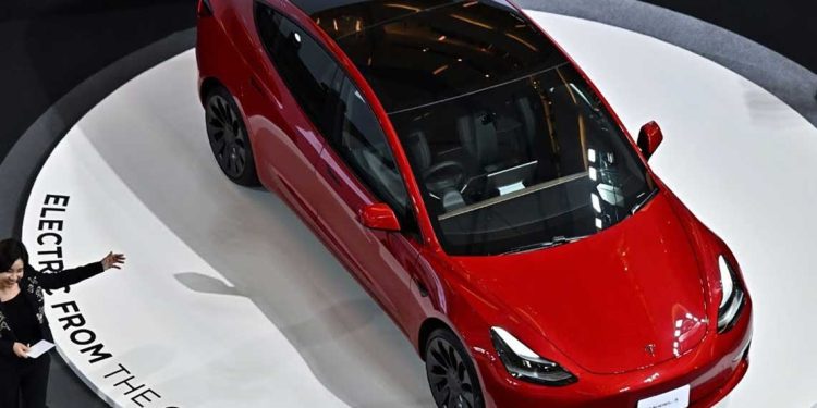 تسلا تلمح إلى طرح سيارة كهربائية بأسعار معقولة