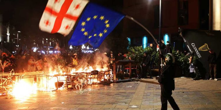 جورجيا …اشتباكات داخل مقر الرئيس