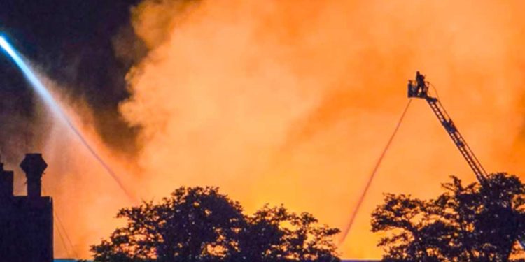 حريق ضخم في منطقة صناعية بفرايبورغ الألمانية